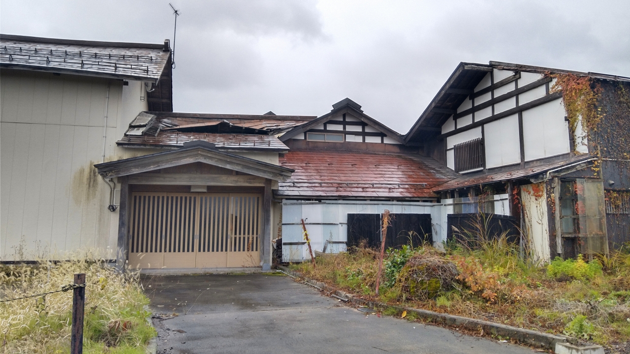武石酒造店 ～埋もれきった山田川～