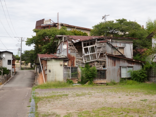 クアハウス花富のうしろ