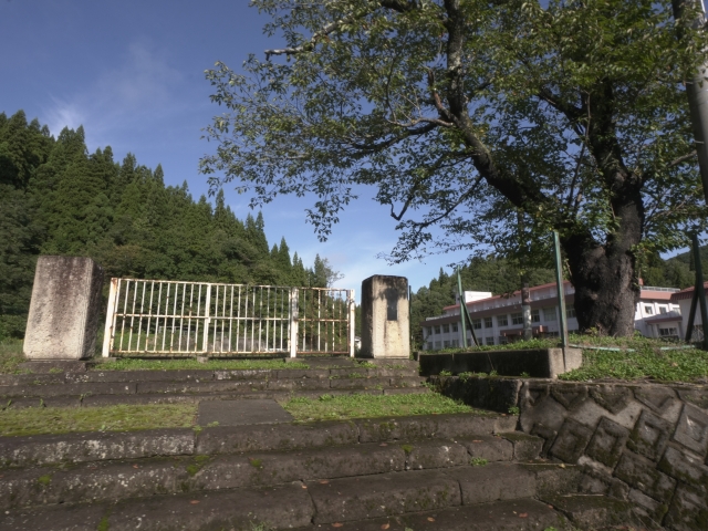 湯沢市立院内小学校 校門