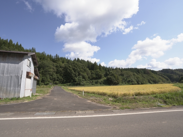 東由利町立法内小学校 入口