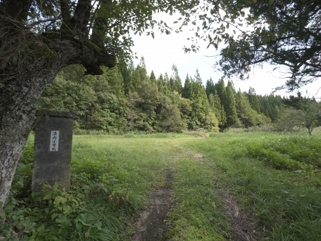 東由利町立法内小学校 校門