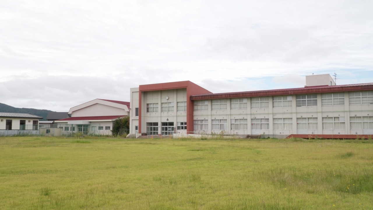 男鹿市立払戸小学校 ～旧棟解体!生み出るる怪鳥ガーデン～